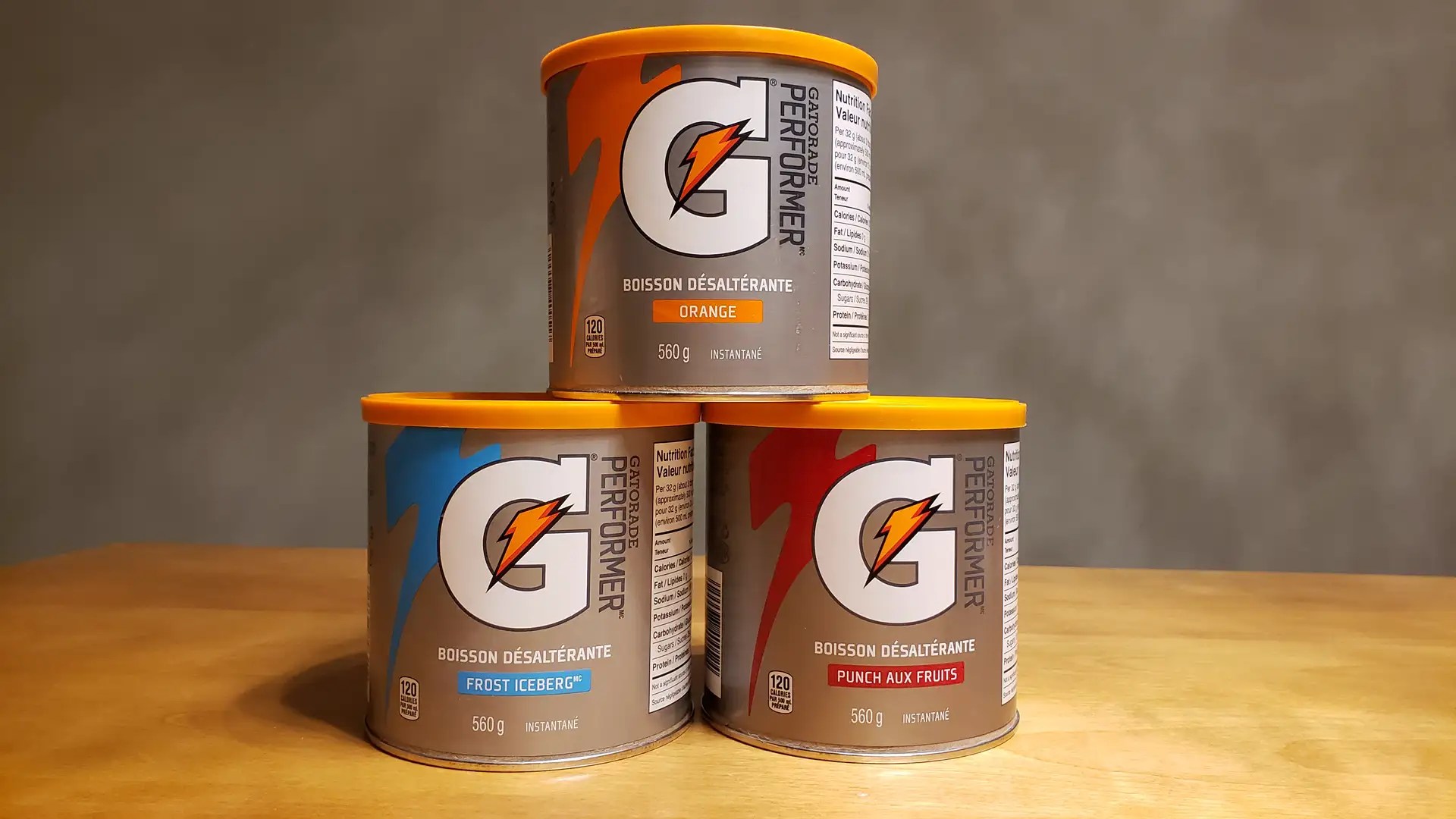 La boisson Gatorade en poudre, format 560 ml, donne 8 L une fois mélangée. Je la dilue un peu, ce qui donnera 10 L (l'équivalent d'environ 13 bouteilles de plastique de 750 ml). Pyramide de contenants