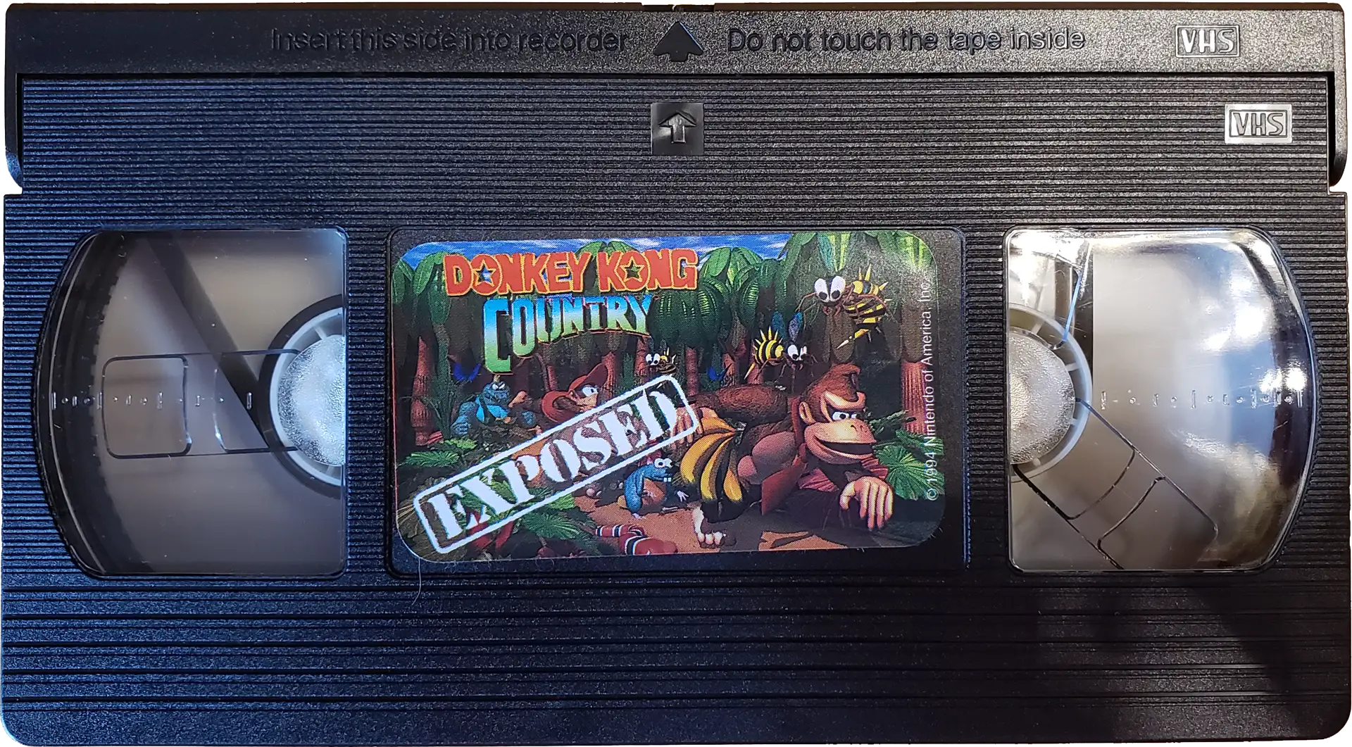 La vidéo promotionnelle de Donkey Kong Country fut distribuée en format VHS par la poste. Cassette VHS