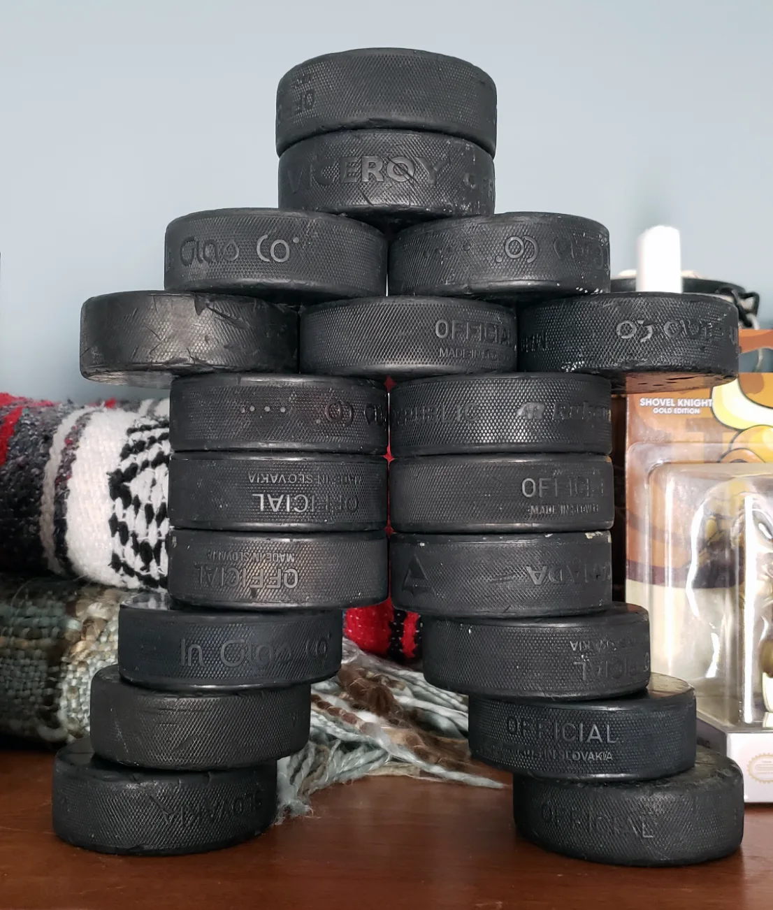 Inuksuk fait à partir de rondelles de hockey. Pile de rondelles
