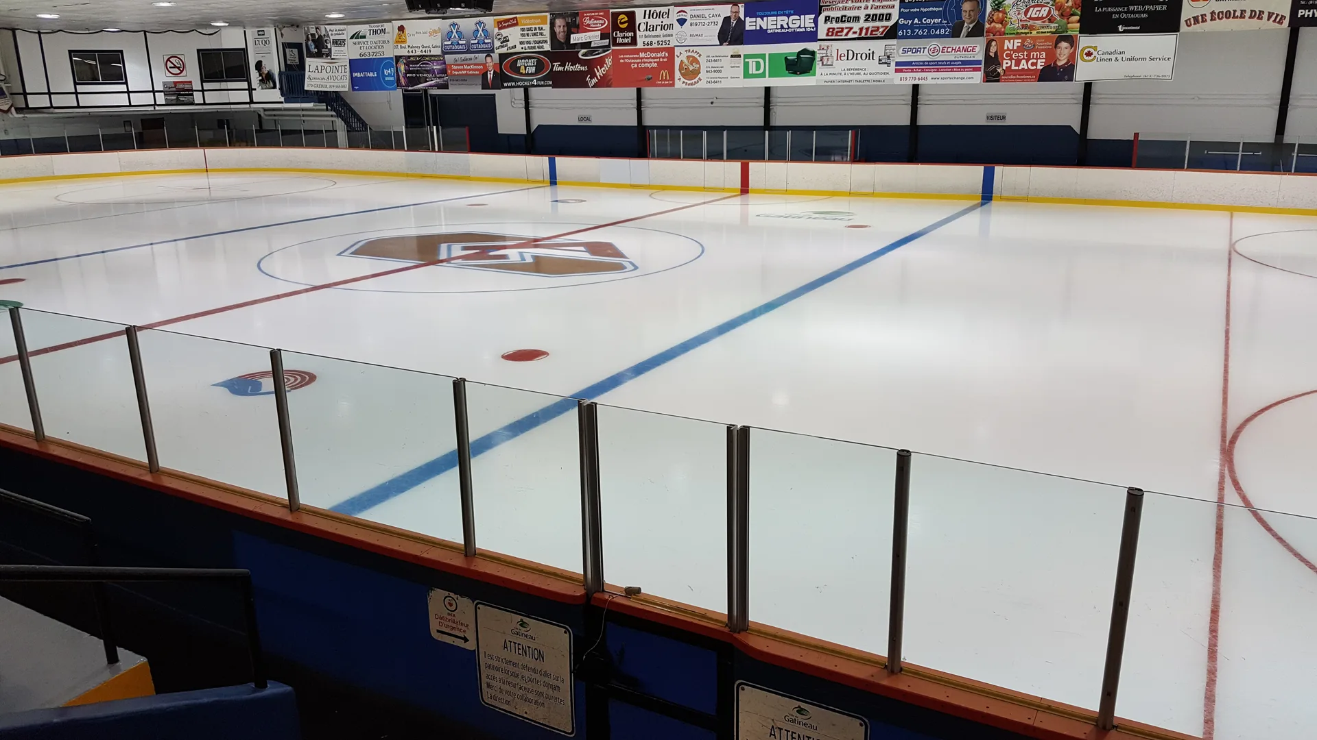 La patinoire utilisée pour le hockey libre. Aucune personne ce matin. Patinoire vide