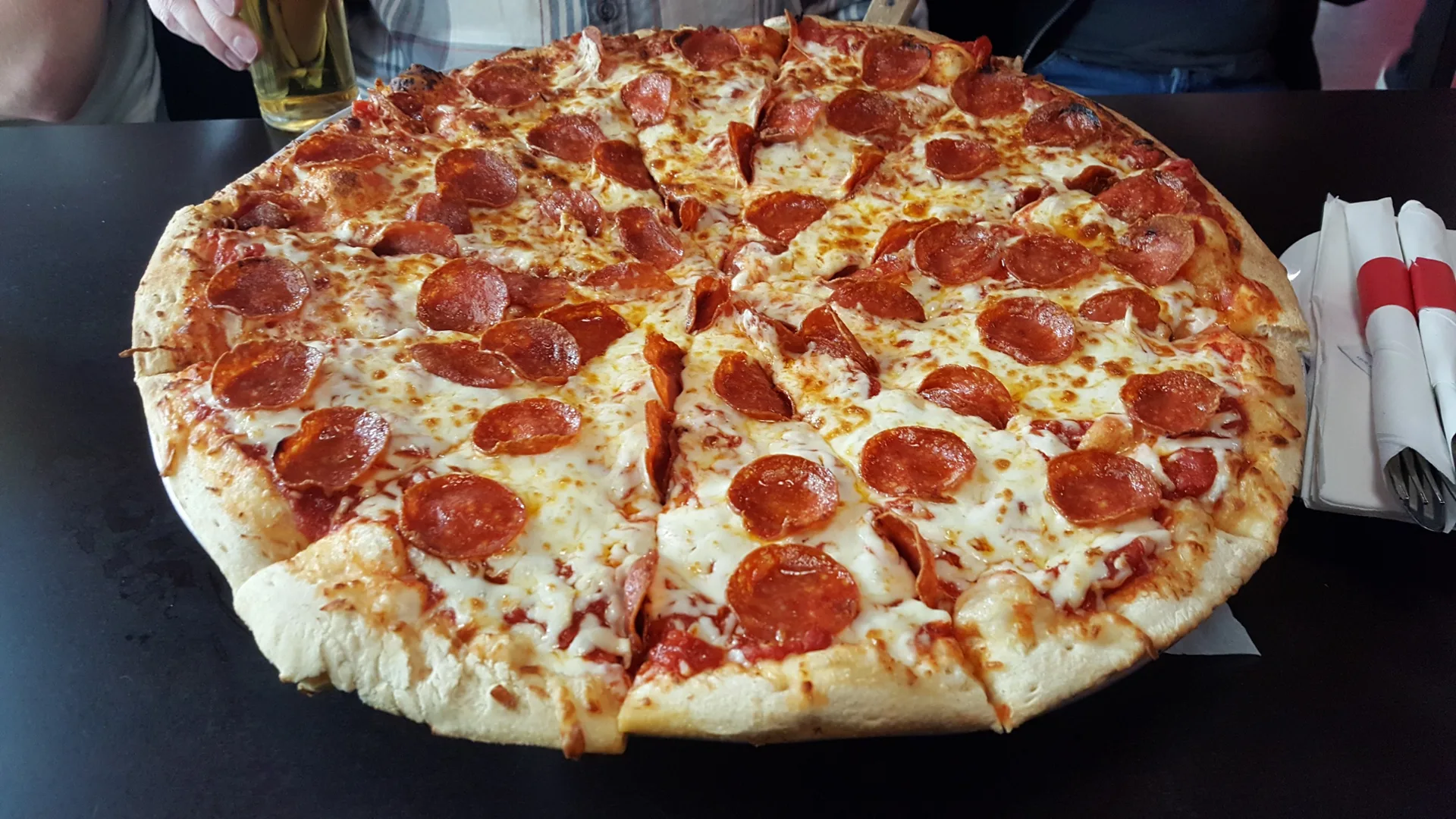 La fameuse pizza peperoni-fromage. Gratuite si on est 6 ou plus à boire ! Pizza garnie de peperoni et fromge.