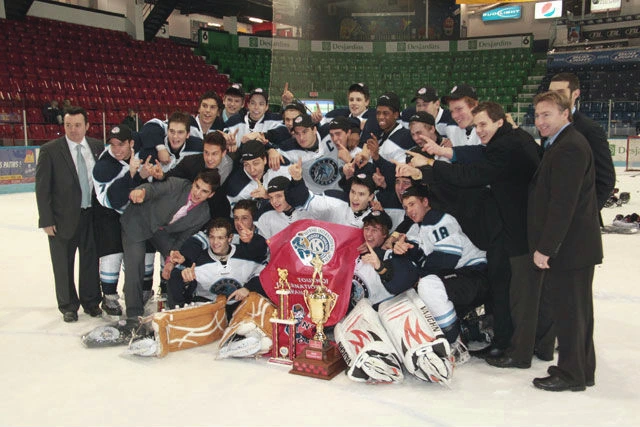 L'équipe Québec U16 prenant la célèbre photo de l'équipe championne. Joueurs et entraineurs de hockey sur la patinoire