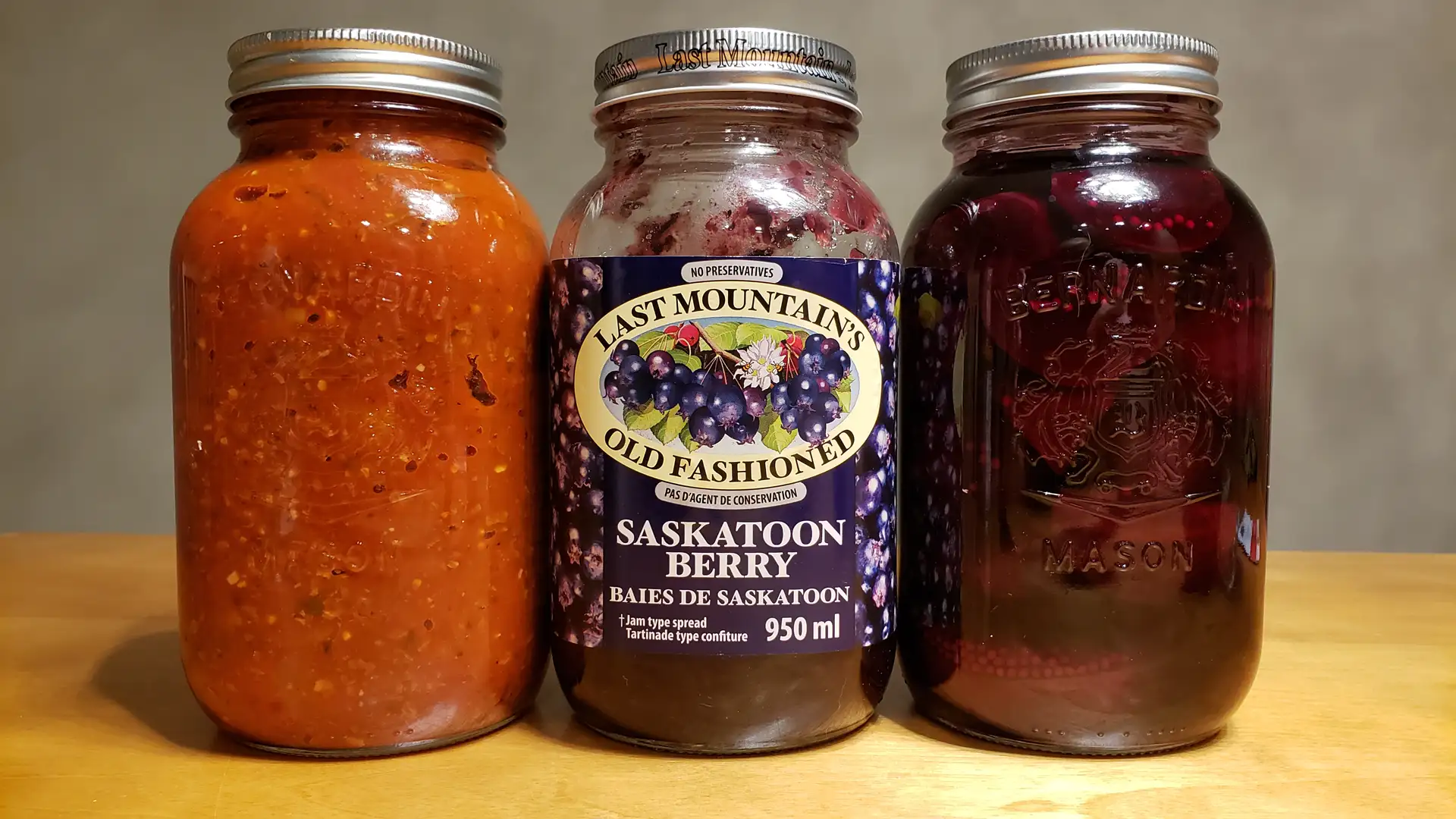 La confiture aux baies de Saskatoon est vendue dans des pots Mason de 950 ml. Le pot sera facilement réutilisable pour mettre de la sauce spaghetti (à gauche) ou marinade de betteraves (à droite) maison. Pots Mason