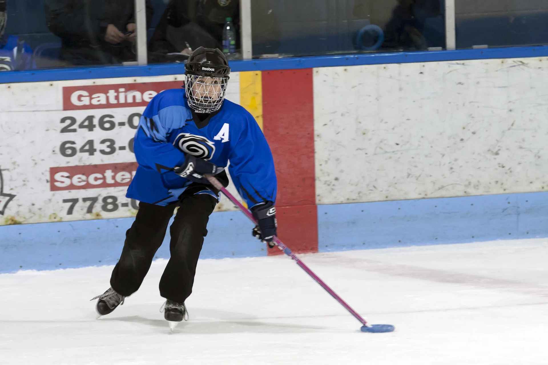 Une de mes photos d'action de ringuette favorite. Prise avec Canon 30D et objectif 70-200 F2.8 IS Joueuse de ringuette en action sur une patinoire.