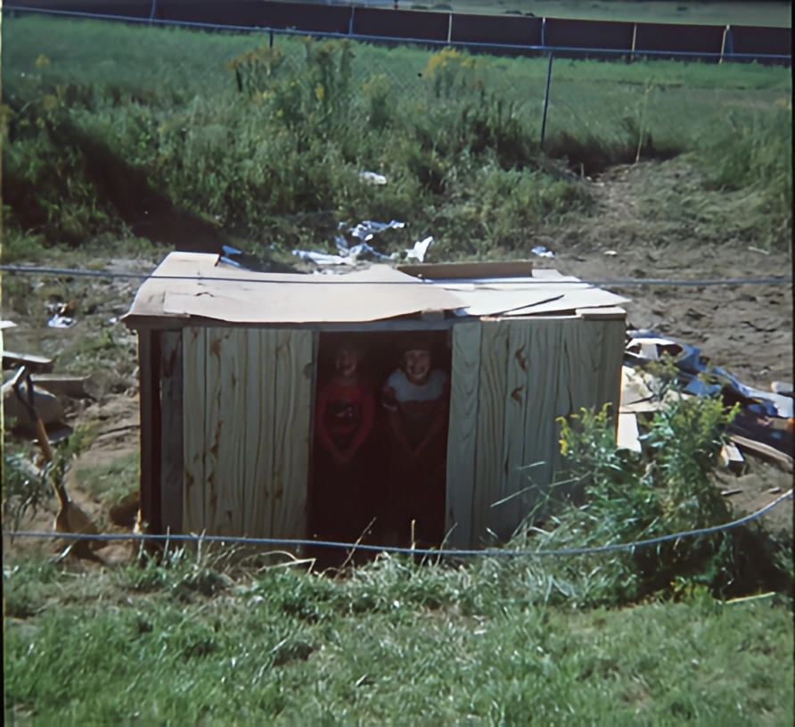 L'imagination des enfants n'avait pas de limites. Enfants jouant dans une cabane de fortune
